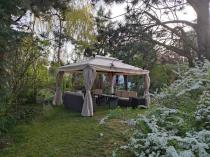 Aranżacja: Pergola ogrodowa z zasłonami i moskitierą Murr 3x4 beż