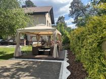 Aranżacja: Pergola ogrodowa z zasłonami i moskitierą Murr 3x4 beż