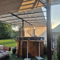 Aranżacja: Pergola tarasowa metalowa z kremowymi zasłonami Simi 4x4 - Cream