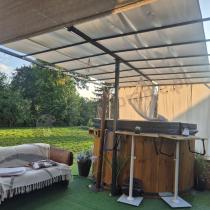 Aranżacja: Pergola tarasowa metalowa z kremowymi zasłonami Simi 4x4 - Cream