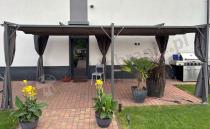 Aranżacja: Pergola tarasowa wolnostojąca z zasłonami Niro 3x5,5 - Grey