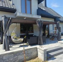 Aranżacja: Pergola tarasowa wolnostojąca z zasłonami Niro 3x5,5 - Grey