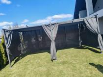 Aranżacja: Pergola tarasowa wolnostojąca z zasłonami Niro 3x5,5 - Grey