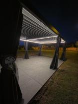 Aranżacja: Pergola tarasowa z lamelami 4x6 z LED, zasłonami i moskitierami - Nefir 2.0 - Antracite, Gartwerk