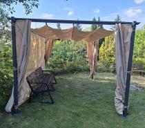 Aranżacja: Pergola wolnostojąca z zasłonami bocznymi 3x4 Niro - Cream
