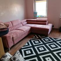 Aranżacja: Różowy narożnik do salonu z funkcją spania Laurence 275x205 cm prawostronny