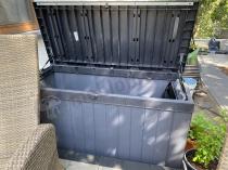 Aranżacja: Skrzynia ogrodowa Darwin Box 662L Grey