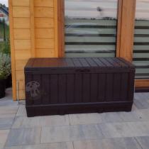 Aranżacja: Skrzynia z siedziskiem do przechowywania na balkon Kentwood 350 L Storage Box brązowa