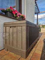 Aranżacja: Skrzynia z siedziskiem do przechowywania na balkon Kentwood 350 L Storage Box brązowa