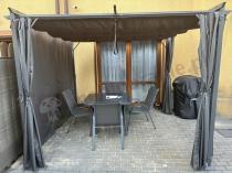 Aranżacja: Szara pergola ogrodowa z zasłonami 3x3 Niro - Grey