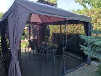 Aranżacja: Szara pergola z moskitierą na taras Murr 3x4
