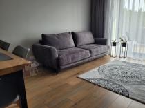 Aranżacja: Szara sofa z miejscem do spania i pojemnikiem Megis Monolith 92