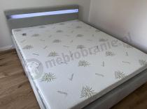 Aranżacja: Szare łóżko z podświetleniem LED na zagłówku Fria 160x200 cm