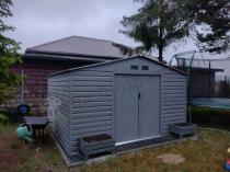 Aranżacja: Szary domek narzędziowy z metalu Agger 340x319cm (10,8m2) – Szary