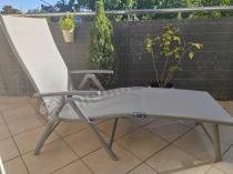 Aranżacja: Szary leżak ogrodowy składany z regulacją Kubu - Silver