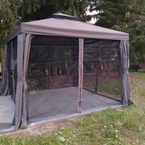 Aranżacja: Szary pawilon ogrodowy 3x3 z moskitierą i zasłonami Okapi Max