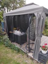 Aranżacja: Szary pawilon ogrodowy 3x3 z moskitierą i zasłonami Okapi Max