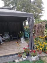 Aranżacja: Szary pawilon ogrodowy 3x3 z moskitierą i zasłonami Okapi Max