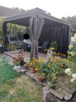 Aranżacja: Szary pawilon ogrodowy 3x3 z moskitierą i zasłonami Okapi Max