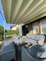 Aranżacja: Szary zestaw mebli ogrodowych - sofa, fotele, pufy i wysoki stół - Novici Dining