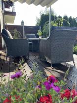 Aranżacja: Szary zestaw mebli ogrodowych - sofa, fotele, pufy i wysoki stół - Novici Dining