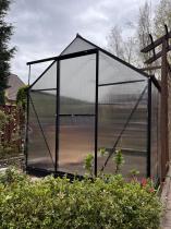 Aranżacja: Szklarnia poliwęglanowo aluminiowa 2x2,5 z czarną ramą - 250x190cm