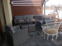 Aranżacja: Technorattanowy narożnik Cofete Dark Grey stół, pufy + 1 fotel