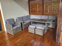 Aranżacja: Technorattanowy narożnik Cofete Dark Grey stół, pufy + 1 fotel