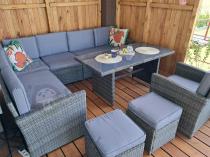 Aranżacja: Technorattanowy narożnik Cofete Dark Grey stół, pufy + 1 fotel