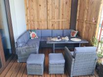 Aranżacja: Technorattanowy narożnik Cofete Dark Grey stół, pufy + 1 fotel