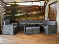 Aranżacja: Technorattanowy narożnik Cofete Dark Grey stół, pufy + 1 fotel