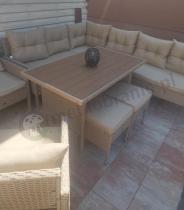Aranżacja: Technorattanowy narożnik na nóżkach Perata Corner Natural + 2 fotele Polywood