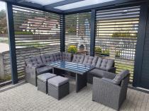 Aranżacja: Technorattanowy narożnik ogrodowy fotel + pufy z pikowanymi poduszkami Cofete Anthracite