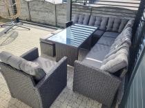 Aranżacja: Technorattanowy narożnik ogrodowy fotel + pufy z pikowanymi poduszkami Cofete Anthracite