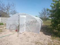 Aranżacja: Tunel foliowy 4x6 z metalowym stelażem i drzwiami – biały