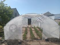 Aranżacja: Tunel foliowy 4x6 z metalowym stelażem i drzwiami – biały