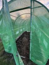 Aranżacja: Tunel foliowy metalowy 2x4m z metalowymi drzwiami – zielony