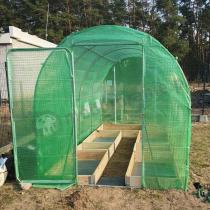 Aranżacja: Tunel foliowy metalowy 2x4m z metalowymi drzwiami – zielony