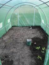 Aranżacja: Tunel foliowy metalowy 3x4,5m z metalowymi drzwiami – zielony