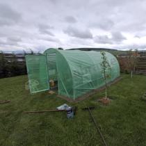 Aranżacja: Tunel foliowy metalowy 3x4,5m z metalowymi drzwiami – zielony