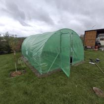 Aranżacja: Tunel foliowy metalowy 3x4,5m z metalowymi drzwiami – zielony