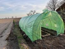 Aranżacja: Tunel foliowy metalowy 7,5x3m z podwójnymi drzwiami – zielony