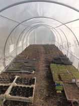 Aranżacja: Tunel foliowy z drzwiami na zawiasach, metalowy stelaż 3x9m – biały