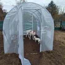 Aranżacja: Tunel foliowy z metalowym stelażem i drzwiami 2x3m – biały