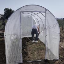 Aranżacja: Tunel foliowy z metalowym stelażem i drzwiami 2x4m – biały