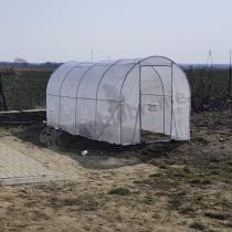 Aranżacja: Tunel foliowy z metalowym stelażem i drzwiami 2x4m – biały