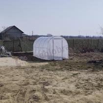 Aranżacja: Tunel foliowy z metalowym stelażem i drzwiami 2x4m – biały