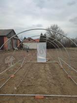 Aranżacja: Tunel foliowy z metalowym stelażem i drzwiami 3x4,5m – biały