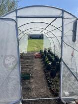 Aranżacja: Tunel foliowy z metalowym stelażem i drzwiami 3x6m – biały