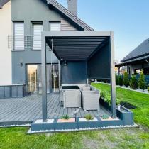 Aranżacja: Wąska pergola na taras 2x4 Nefir 2.0 Antracyt z obrotowymi lamelami, Gartwerk